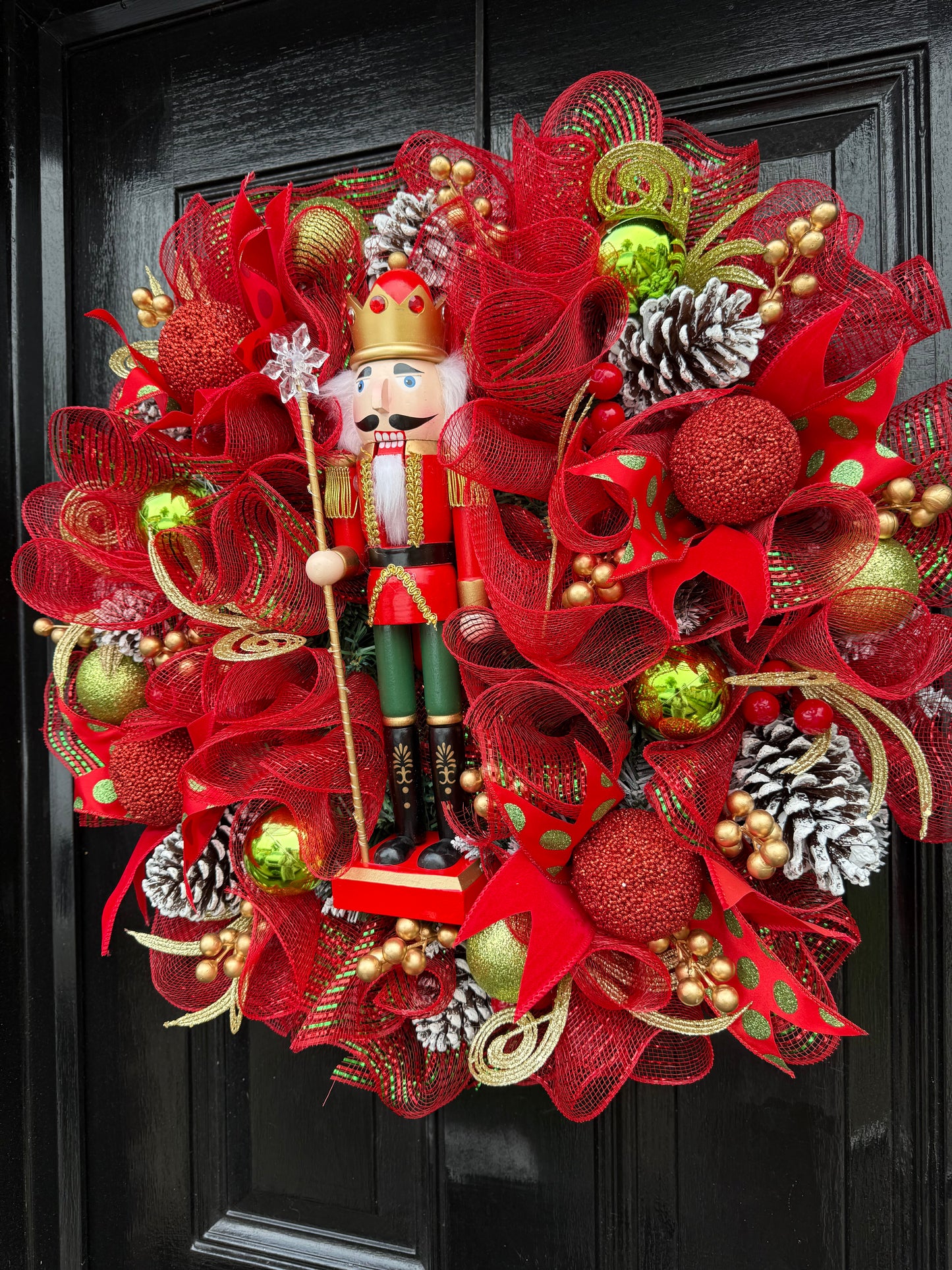 65cm SUPER DELUXE NUTCRACKER RED/GREEN/ GOLD BAUBLE FULL WREATH