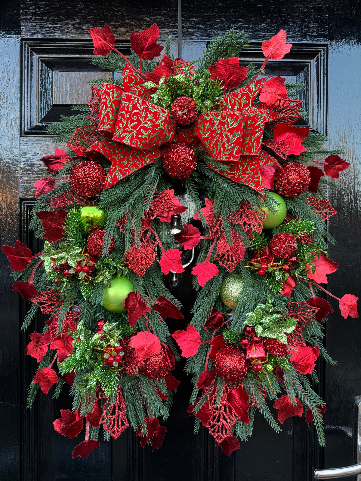 DELUXE TRADITIONAL RED GREEN FOLIAGE MIX HORSESHOE SWAG