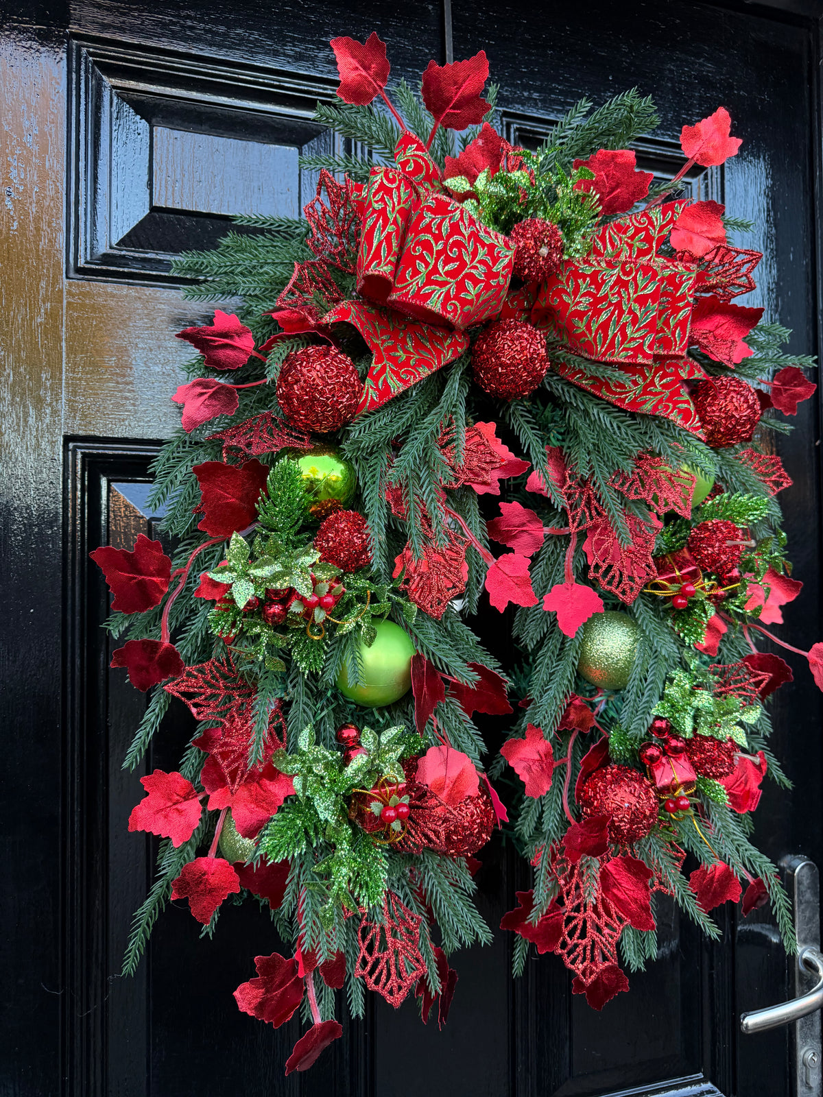 DELUXE TRADITIONAL RED GREEN FOLIAGE MIX HORSESHOE SWAG