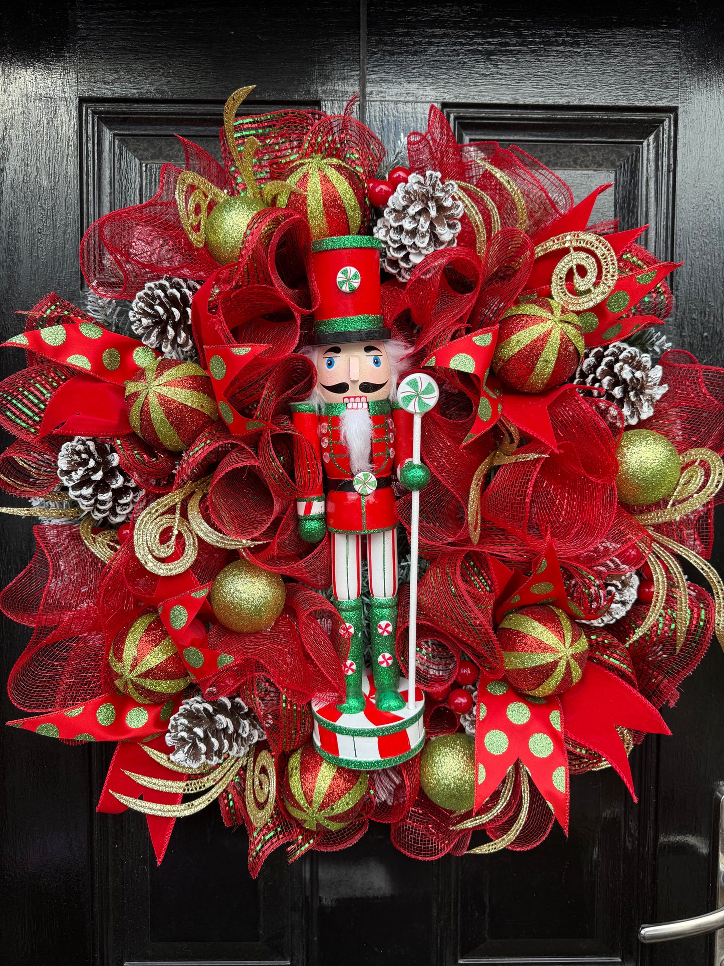 65cm SUPER DELUXE NUTCRACKER RED/GREEN/ GOLD BAUBLE FULL WREATH