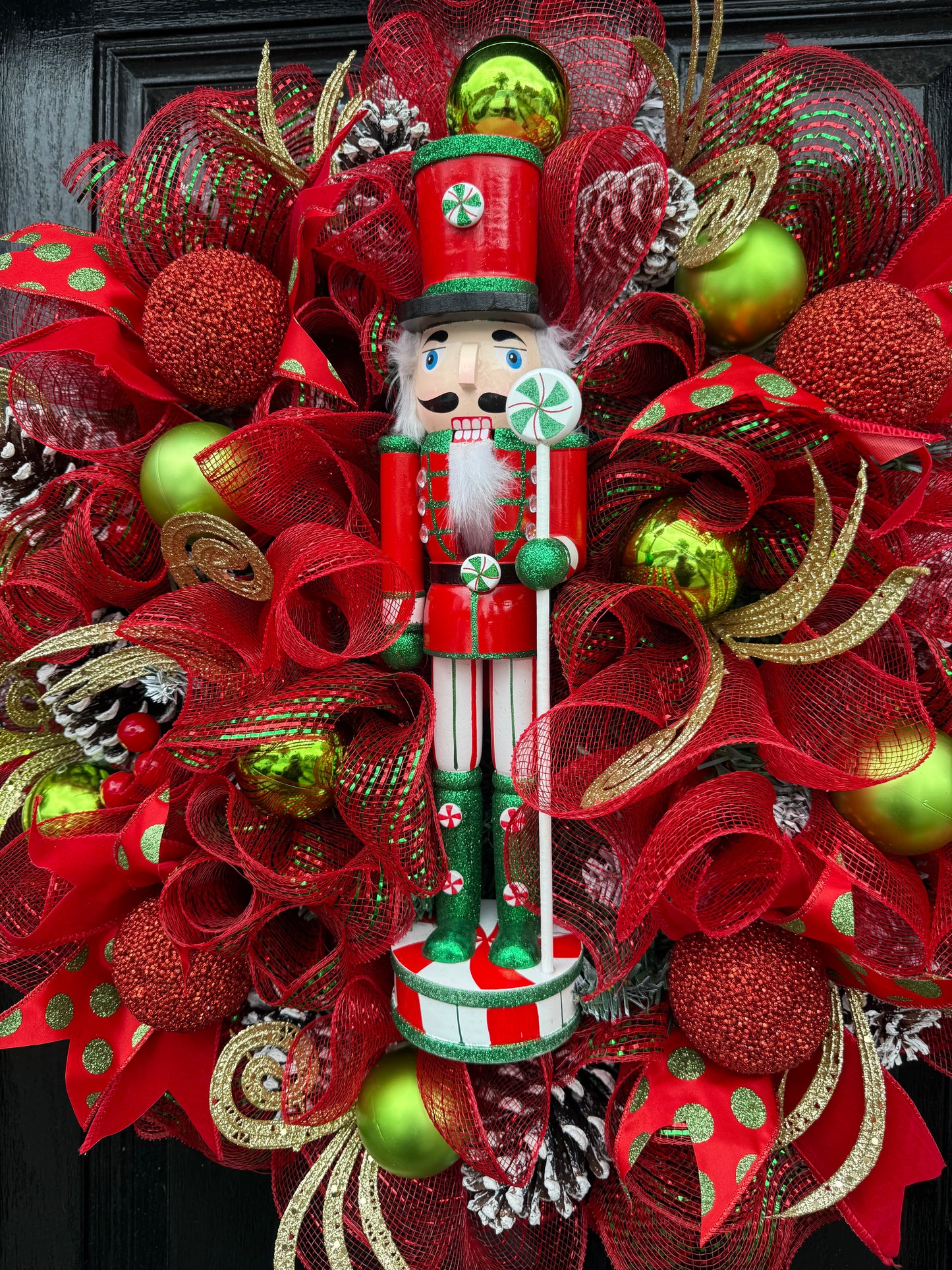 65cm SUPER DELUXE NUTCRACKER RED/GREEN/ GOLD BAUBLE FULL WREATH