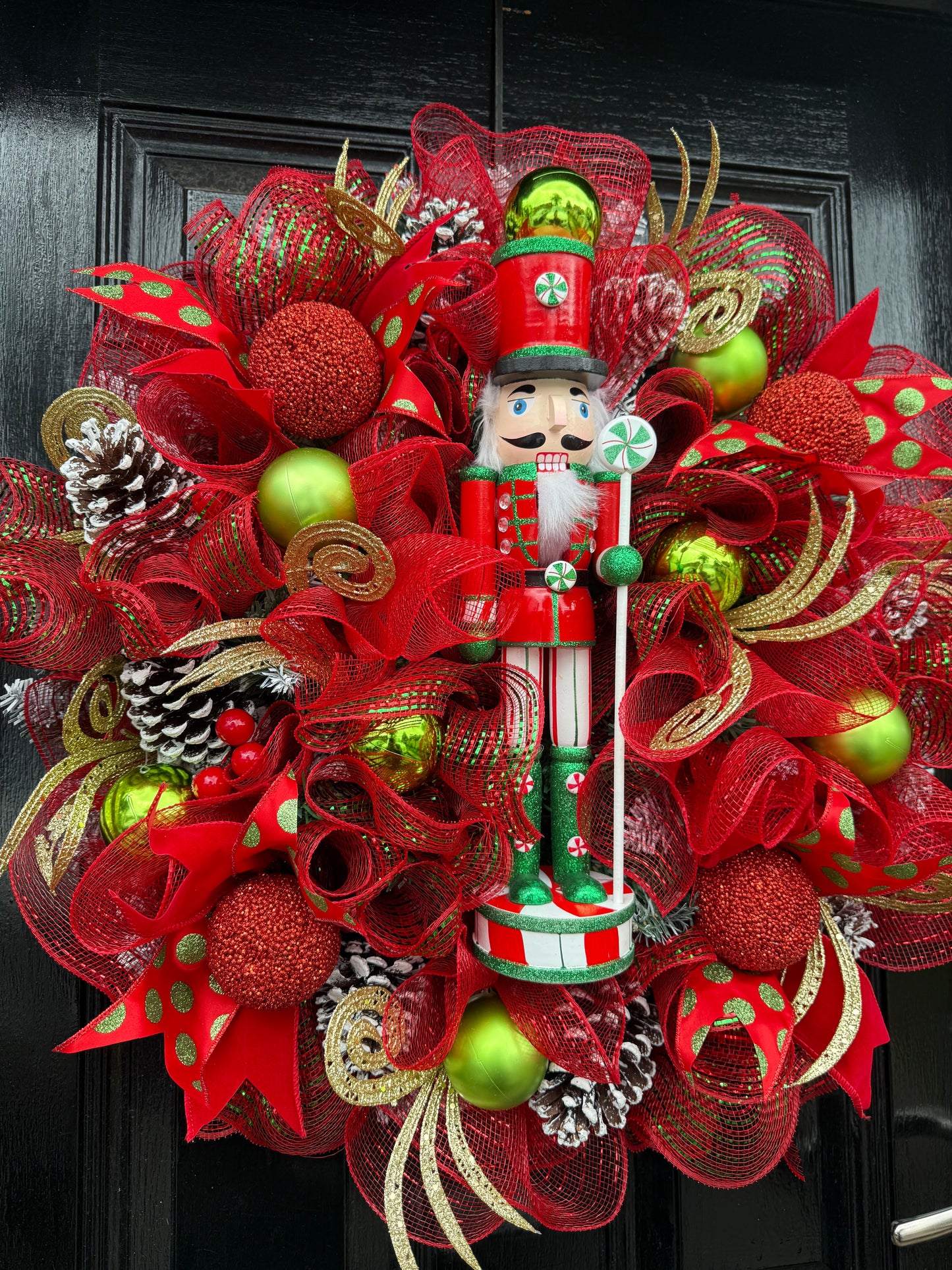 65cm SUPER DELUXE NUTCRACKER RED/GREEN/ GOLD BAUBLE FULL WREATH