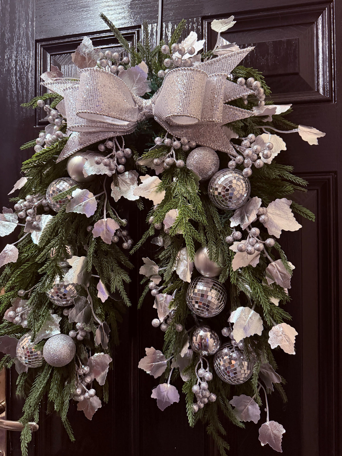 DELUXE SILVER MIRRORBALL FOLIAGE BERRY MIX HORSESHOE SWAG