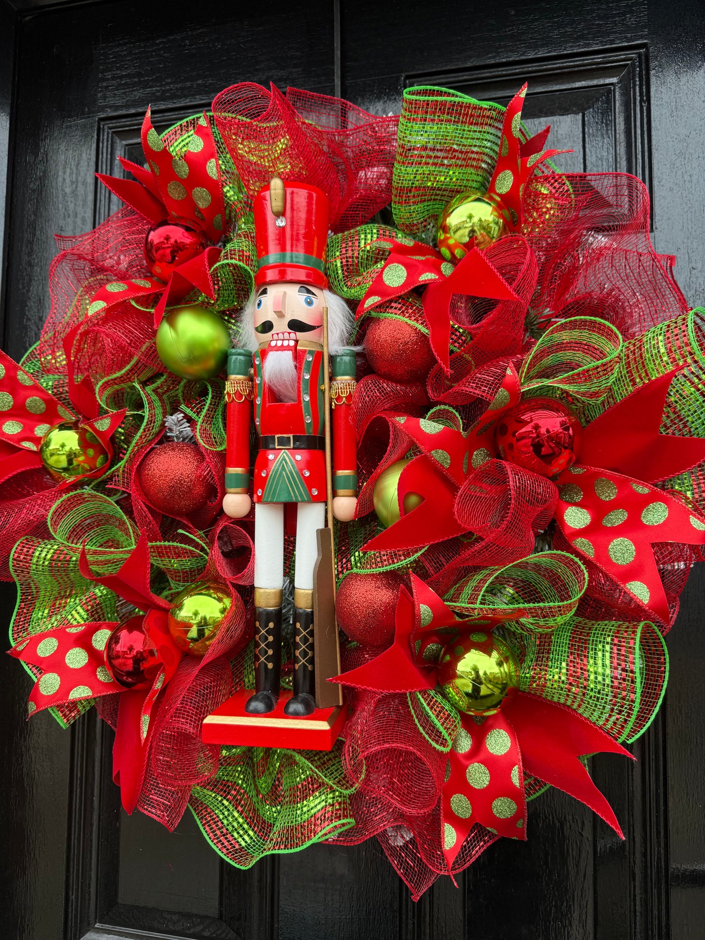 65cm RED/GREEN MESH NUTCRACKER MIXED WREATH - IMMEDIATE DESPATCH