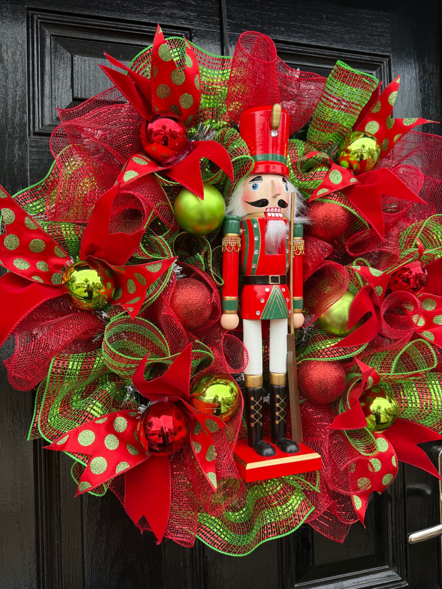 65cm RED/GREEN MESH NUTCRACKER MIXED WREATH - IMMEDIATE DESPATCH