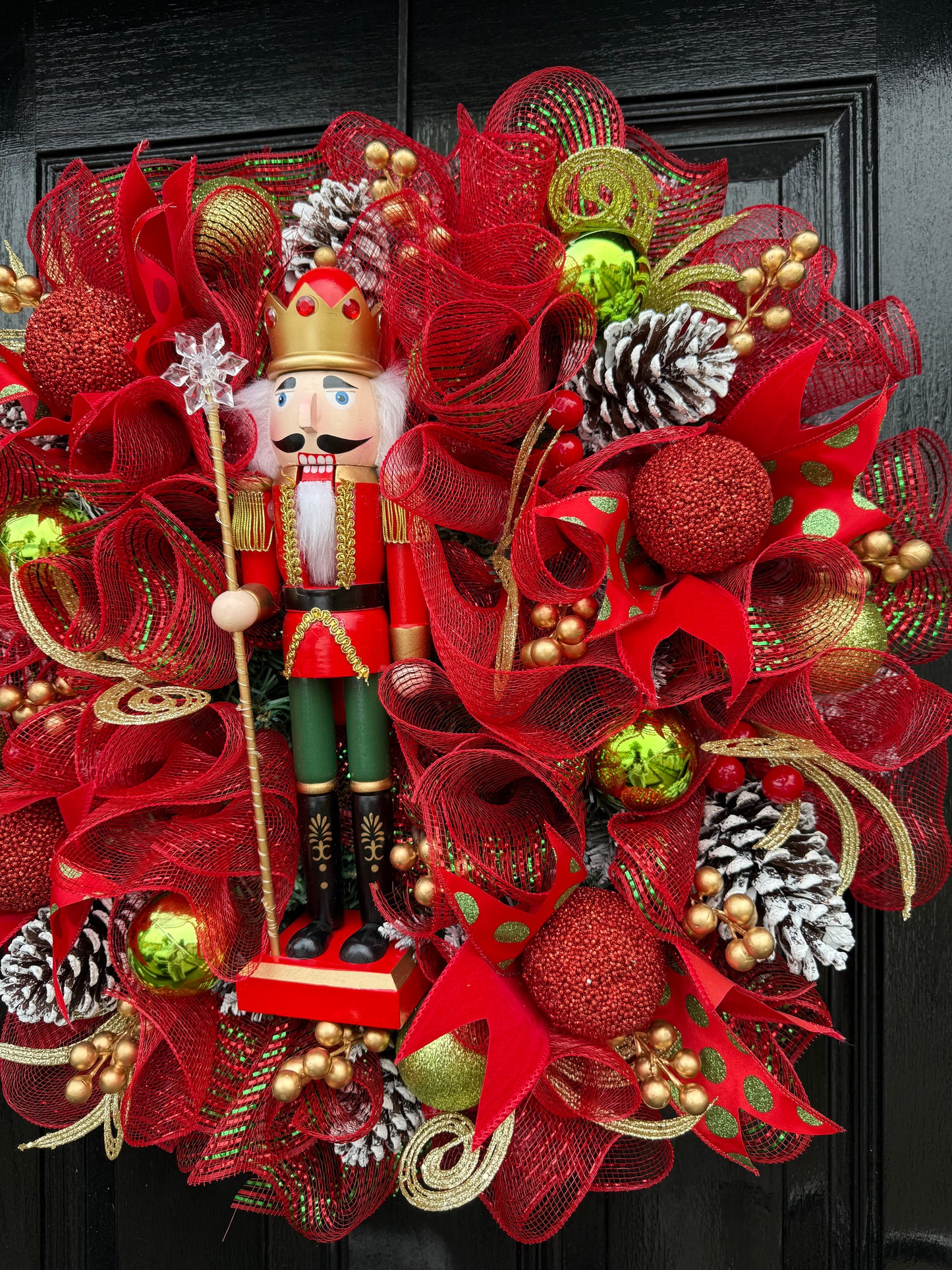 65cm SUPER DELUXE NUTCRACKER RED/GREEN/ GOLD BAUBLE FULL WREATH