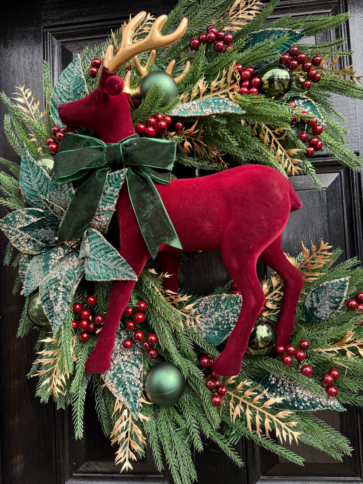 65cm DELUXE MOON LARGE STAG BOW WREATH TRADITIONAL RED, GREEN & GOLD
