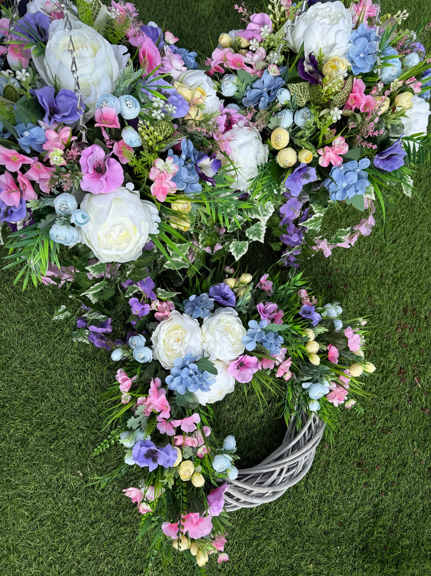 DEAL OF OF THE WEEK 2 XL DELUXE HANGING BASKETS & MATCHING XL DELUXE WREATH - PASTEL MIX