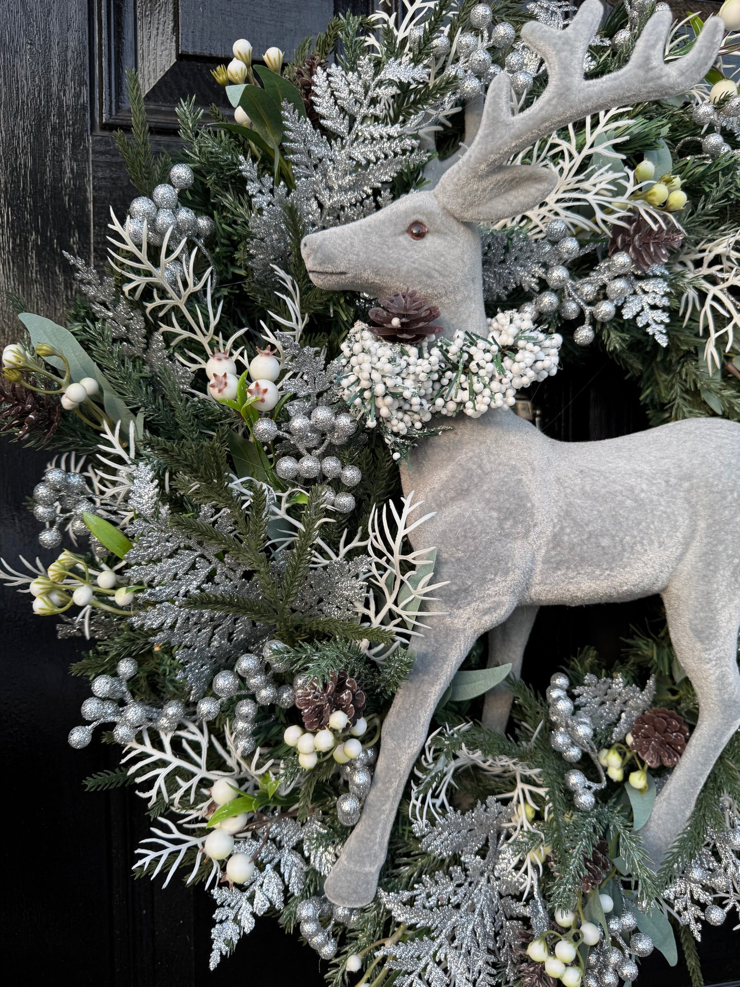 65cm SUPER DELUXE SILVER / WHITE GLITTER STAG FULL WREATH