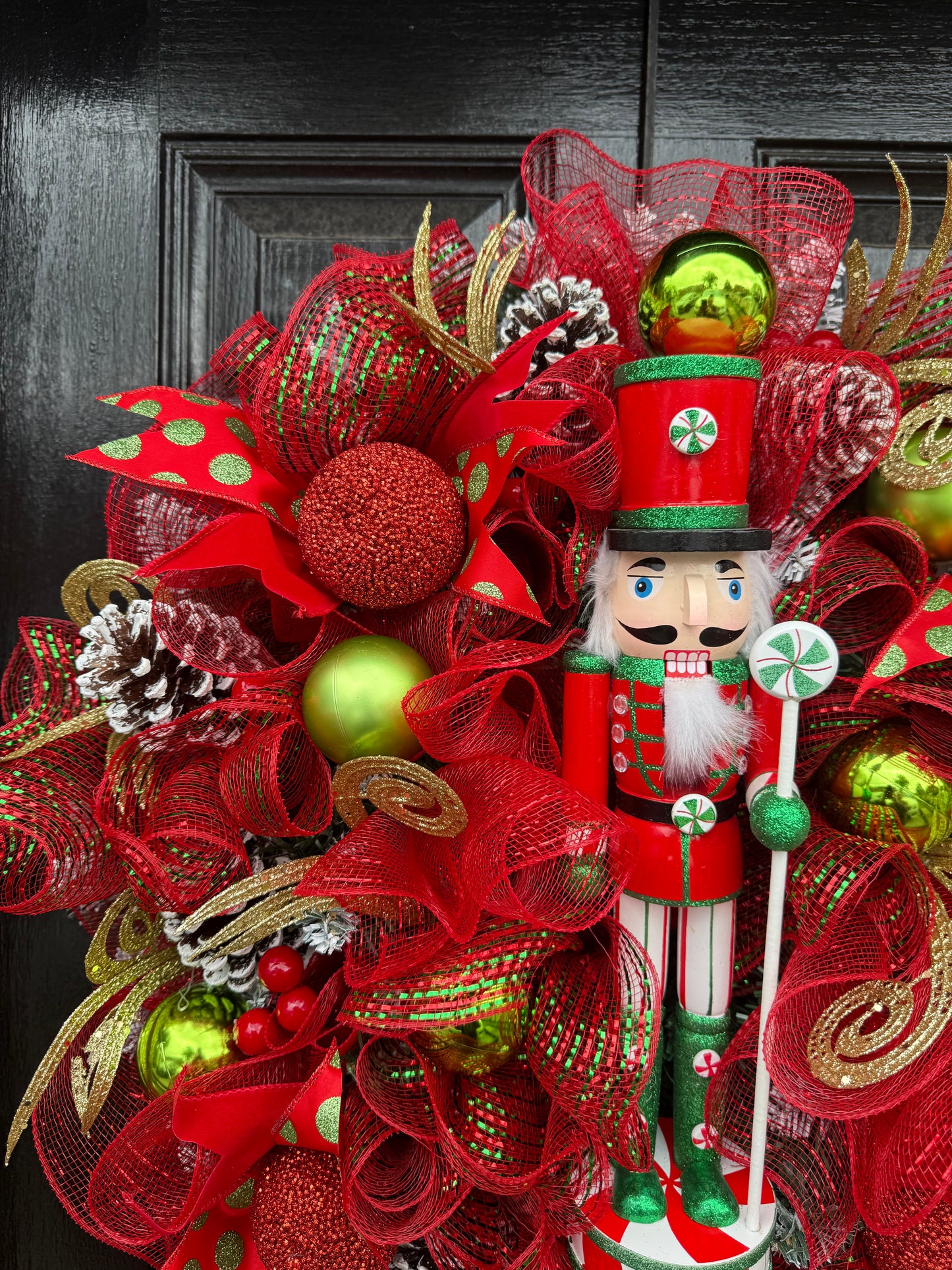 65cm SUPER DELUXE NUTCRACKER RED/GREEN/ GOLD BAUBLE FULL WREATH