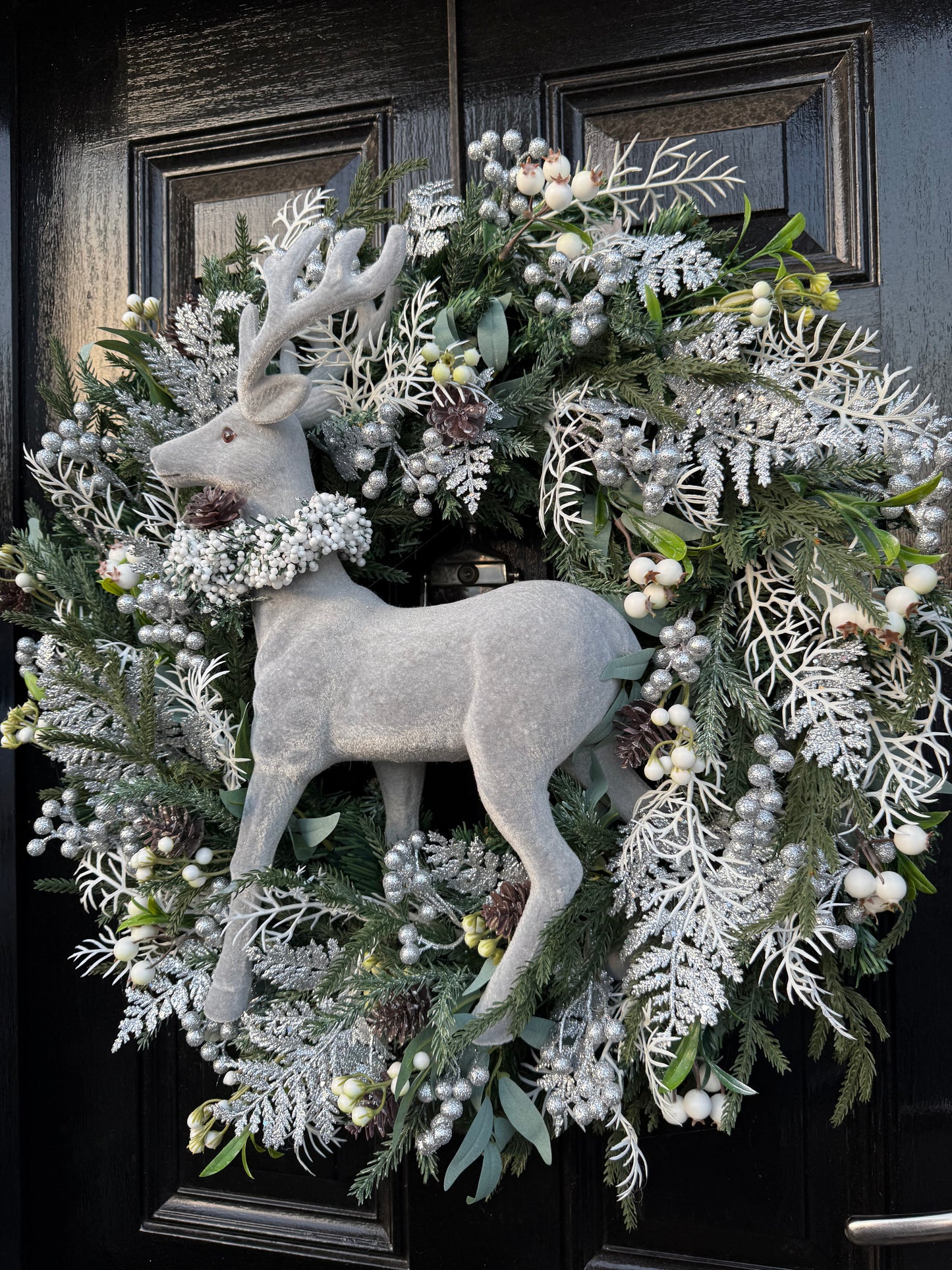 65cm SUPER DELUXE SILVER / WHITE GLITTER STAG FULL WREATH