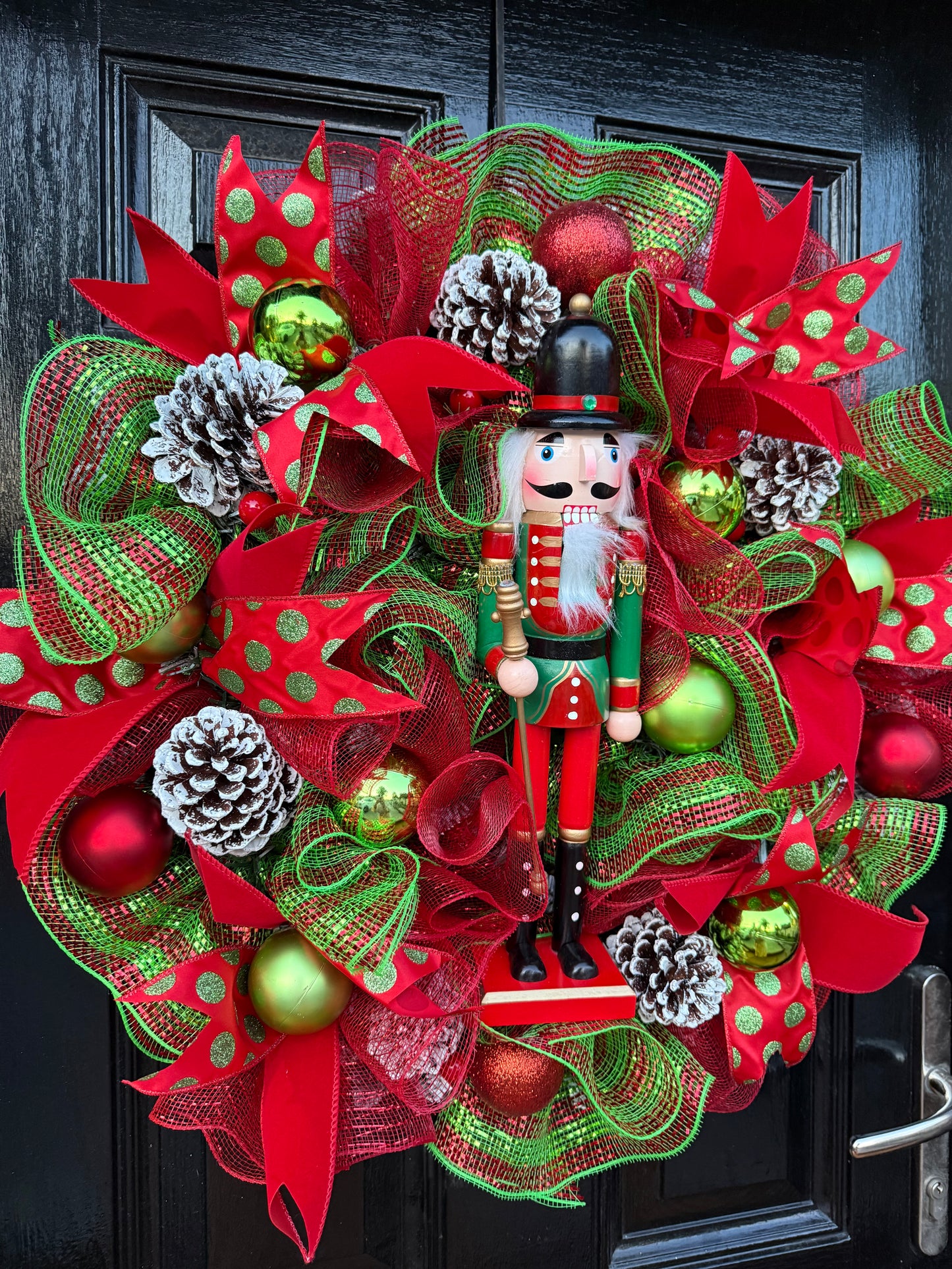 65cm RED/GREEN MESH NUTCRACKER MIXED WREATH - IMMEDIATE DESPATCH