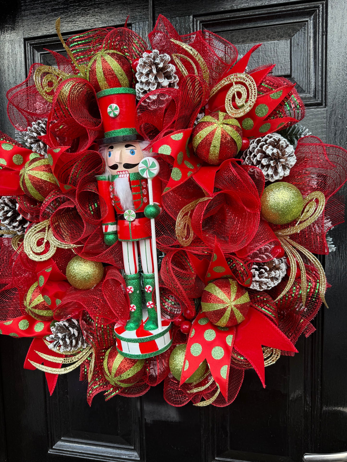 65cm SUPER DELUXE NUTCRACKER RED/GREEN/ GOLD BAUBLE FULL WREATH