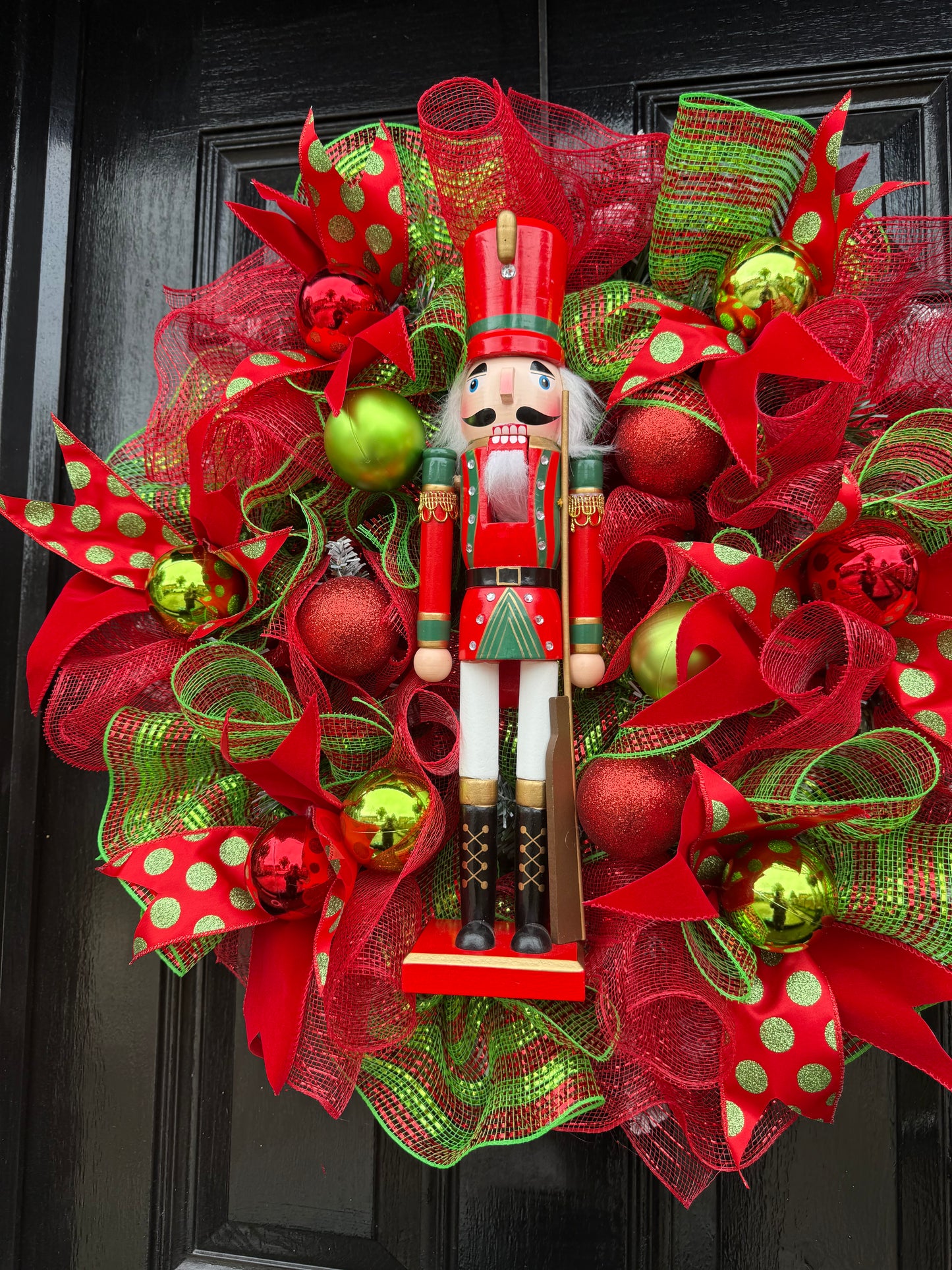 65cm RED/GREEN MESH NUTCRACKER MIXED WREATH - IMMEDIATE DESPATCH