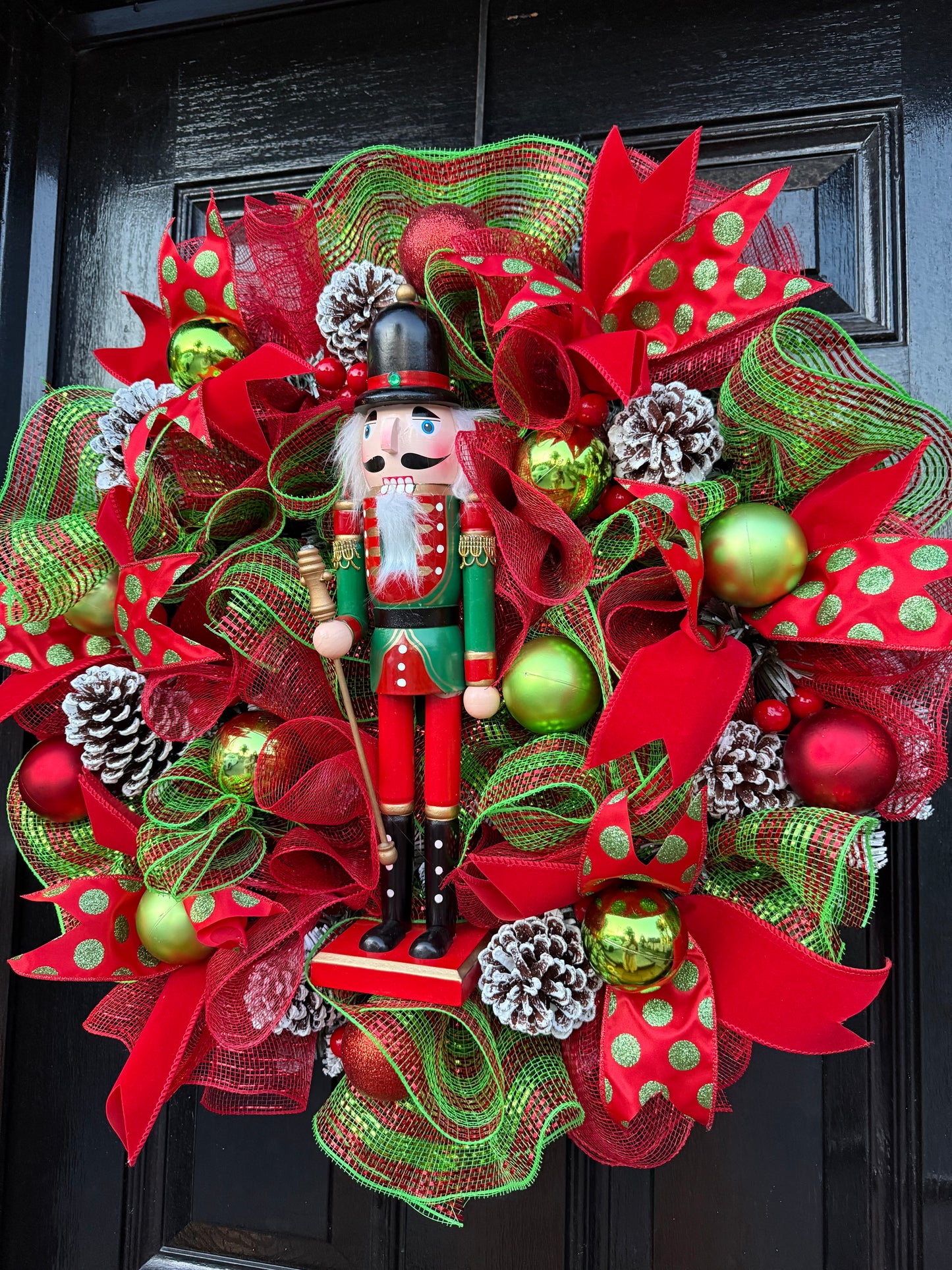 65cm RED/GREEN MESH NUTCRACKER MIXED WREATH - IMMEDIATE DESPATCH
