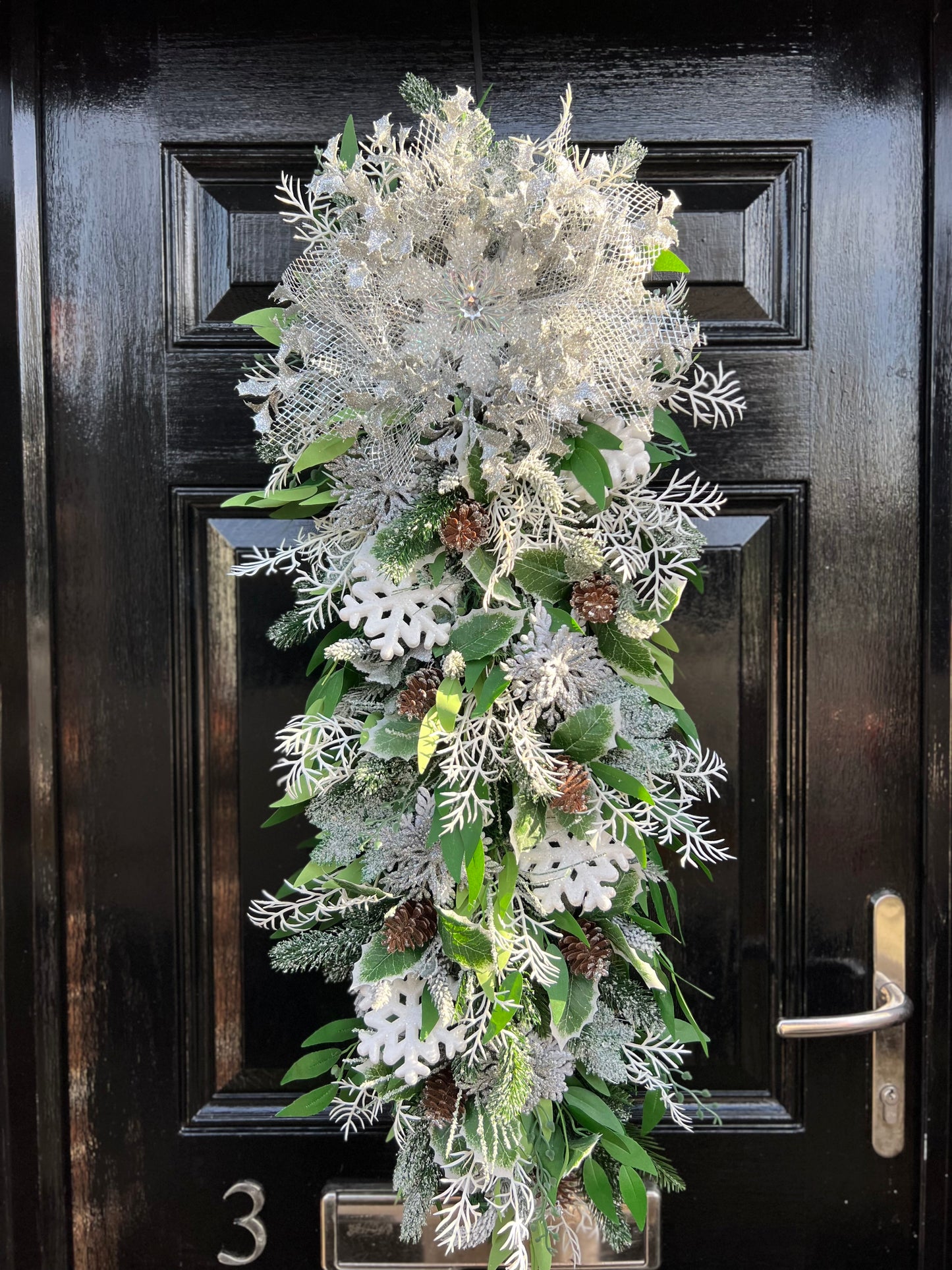 CHRISTMAS SILVER/WHITE SNOWFLAKE DOOR SWAG - IMMEDIATE DESPATCH