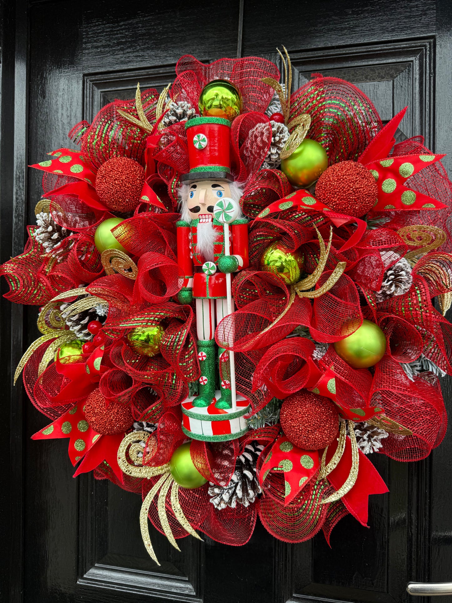 65cm SUPER DELUXE NUTCRACKER RED/GREEN/ GOLD BAUBLE FULL WREATH