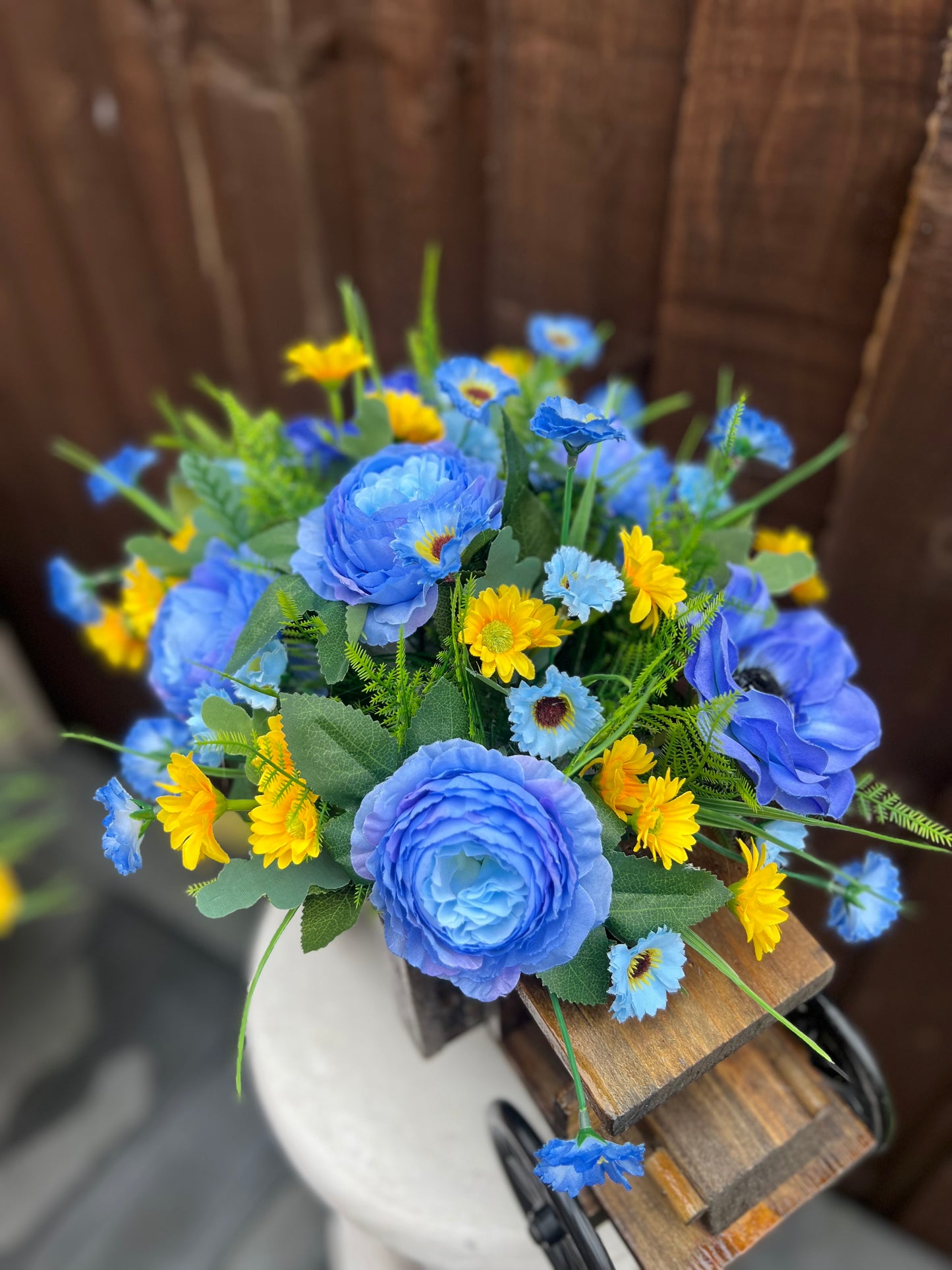 32cm BLUE/YELLOW MIX FLOWER TRUCK