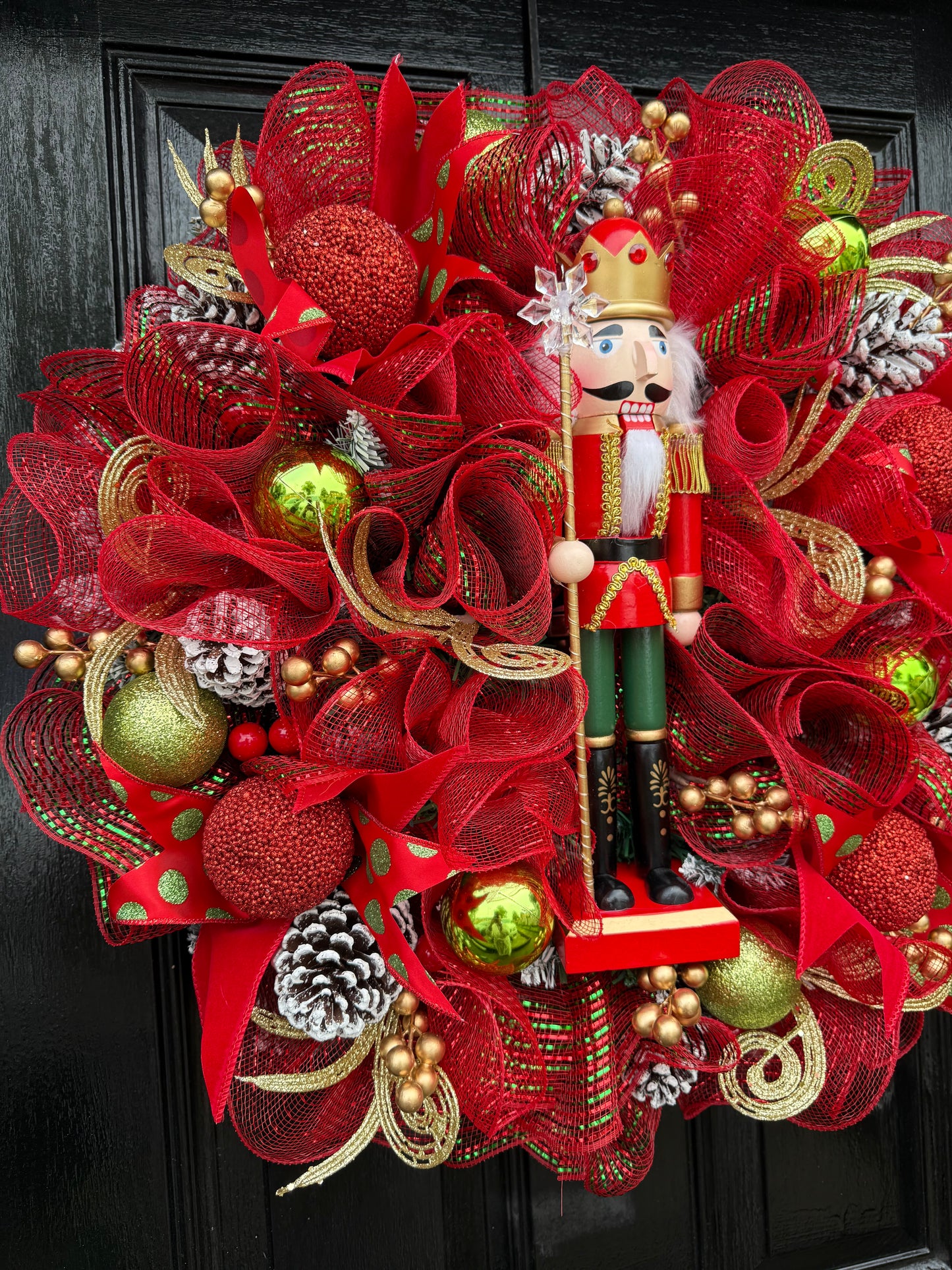65cm SUPER DELUXE NUTCRACKER RED/GREEN/ GOLD BAUBLE FULL WREATH