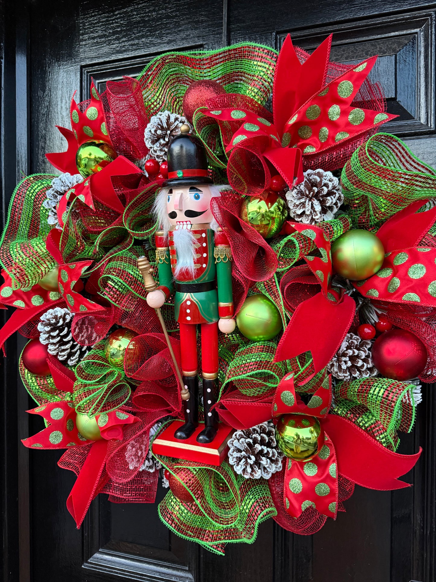 65cm RED/GREEN MESH NUTCRACKER MIXED WREATH - IMMEDIATE DESPATCH