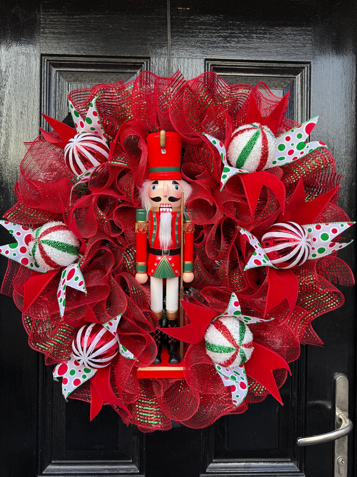 65cm RED/GREEN/WHITE MESH NUTCRACKER MIXED WREATH - IMMEDIATE DESPATCH