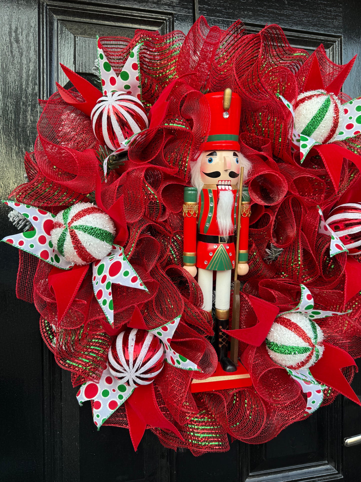 65cm RED/GREEN/WHITE MESH NUTCRACKER MIXED WREATH - IMMEDIATE DESPATCH