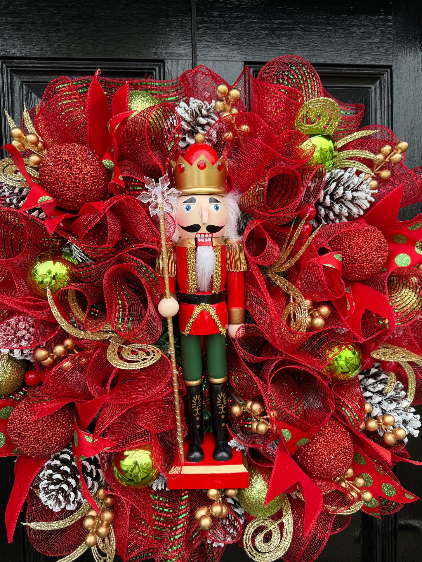 65cm SUPER DELUXE NUTCRACKER RED/GREEN/ GOLD BAUBLE FULL WREATH
