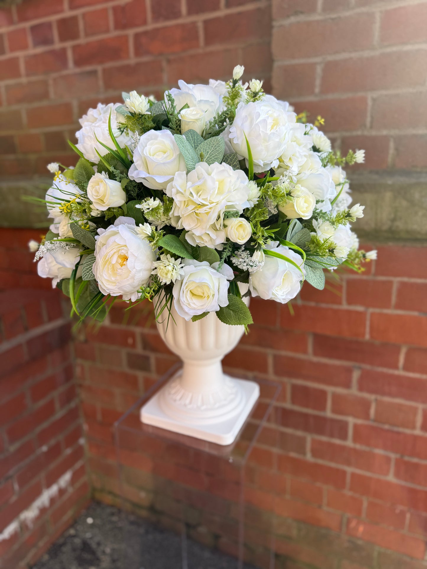 LUXURY FLORAL DISPLAY IVORY / NEUTRAL / FOLIAGE MIX 65X55CM